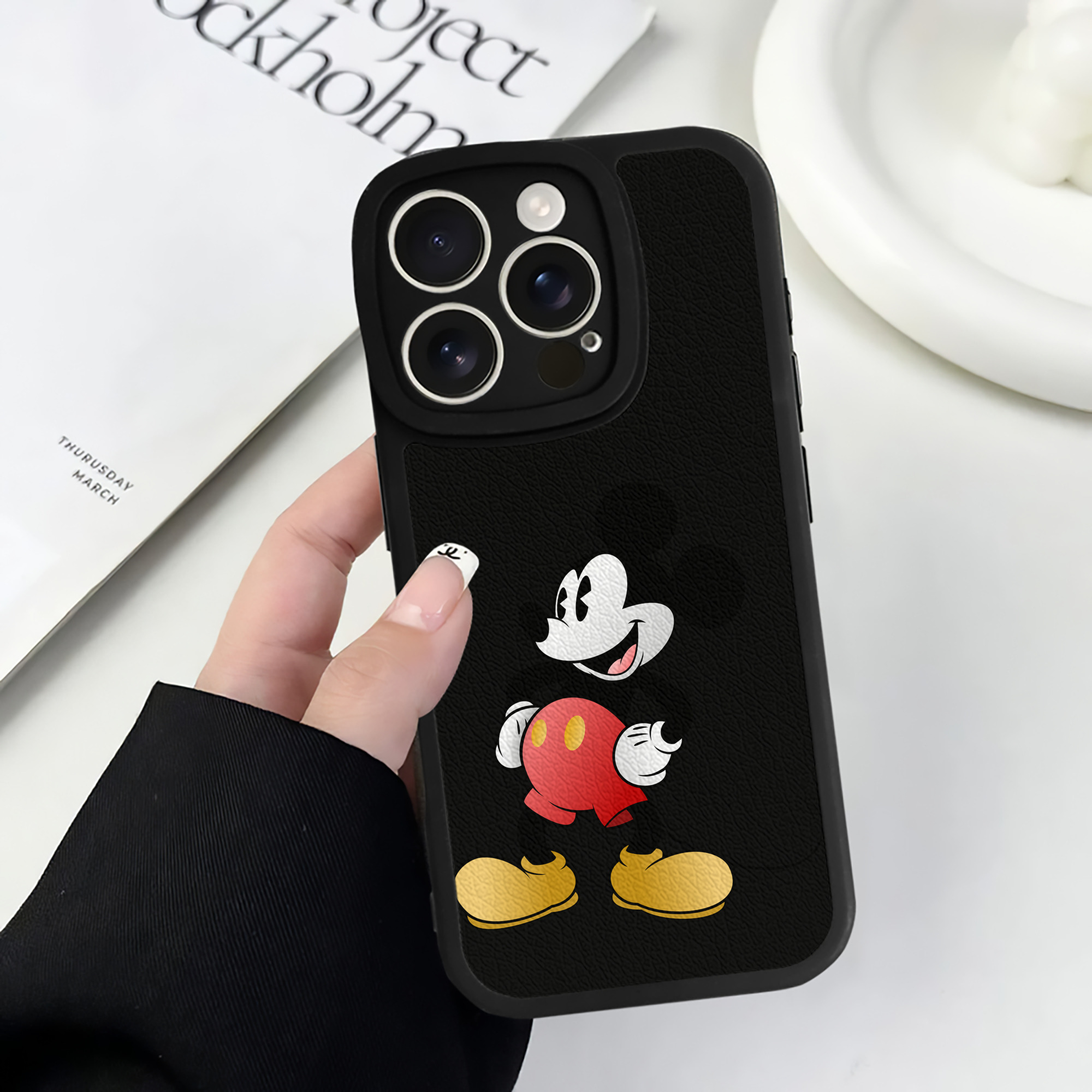 （画像用） ミッキーマウス Mickey Mouse 【iPhone 16シリーズ対応】シリコンスマホケース（レザー調） 材質：シリコン